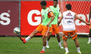 Meia com passagem pelo Flu, Vinicius tem novo clube