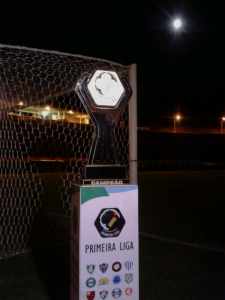 Helenão: Marketing tricolor distribui bandeiras e escudos do time na entrada