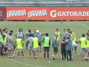 Sob o olhar de novo dirigente, Levir comanda treino pensando na Copa do Brasil