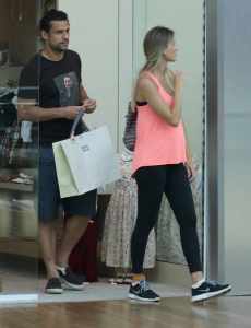 Ausente na festa da Primeira Liga, Fred vai às compras do enxoval de bebê
