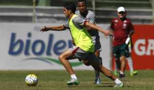 Treinamento do Fluminense é comandado por auxiliar técnico