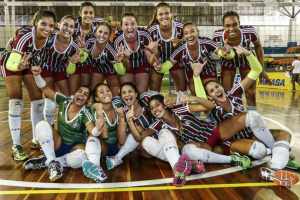 Meninas do vôlei tricolor comparecem à festa nas Laranjeiras