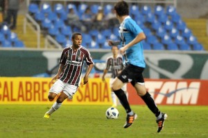 Lateral campeão brasileiro pelo Fluminense entra na mira do Barcelona