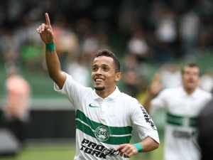 Meia com passagem no Coritiba é mais um que pode pintar no Fluminense
