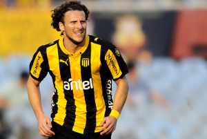 Outro medalhão? Jornalista diz que Flu está na briga para contratar Forlan