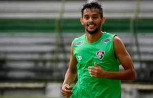 Em treino, Gustavo Scarpa corre com desenvoltura em campo