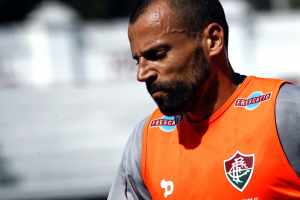 Goleiro tricolor diz que erro foi geral no lance do gol corintiano