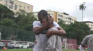 Vídeo – Marlon visita os ex-companheiros nas Laranjeiras