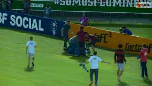 Vídeo – Torcedores de Fluminense e Flamengo brigam durante ação de marketing