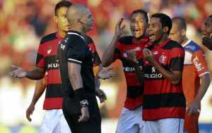 Flamengo, em 2013, pediu anulação de jogo por interferência externa
