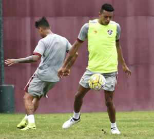 William Matheus minimiza torcida dividida no clássico