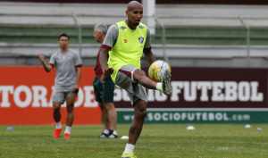 Com propostas formais, Wellington Silva terá destino resolvido em breve
