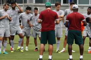 Em treino, Marcão faz mais testes no time titular do Fluminense