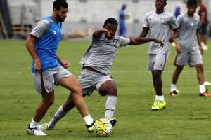 Em treinamento, Marcão testa possíveis mudanças no time do Fluminense