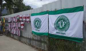 Bandeiras da Chapecoense são vendidas nos arredores do Giullite Coutinho