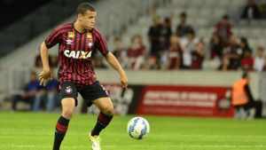 Jornal paranaense coloca lateral-esquerdo do Atlético-PR na mira do Fluminense