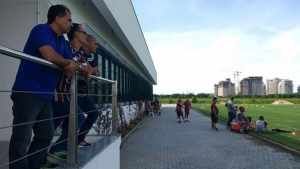 Pedro Abad, Fernando Veiga e Marcelo Teixeira acompanham treino do Flu no CT