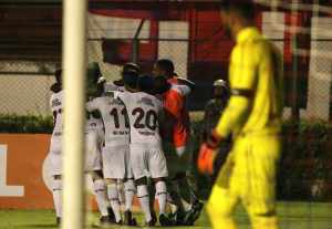 Sornoza culpa ansiedade por gol perdido contra o Criciúma