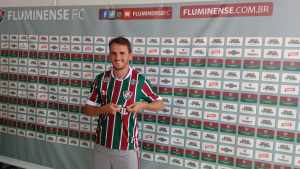 Lucas é oficialmente apresentado pelo Fluminense
