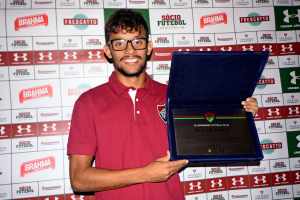 Perto de renovar com o Fluminense, Scarpa terá salário triplicado, diz jornalista