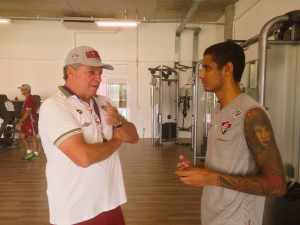Em fase de recuperação após acidente de trânsito, Michael faz fisioterapia no CT