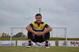 Coincidência? Na mira do Flu, lateral Marlon curte publicações do clube