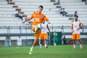 Meia revelado nas categorias de base do Flu acerta com o Paraná Clube