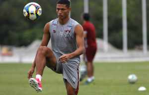 Técnico rival comenta disputa Guerrero x Richarlison e elogia atacante tricolor