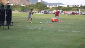Vídeo – Calibrados! Scarpa e Marquinho mostram habilidade em cobranças de faltas