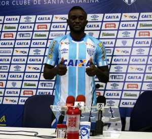 Reforço do Avaí é regularizado e pode estrear contra o Fluminense