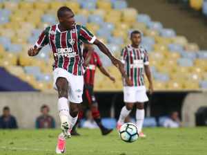 Luiz Fernando admite cansaço, mas aprova sua atuação como titular diante do Atlético-PR
