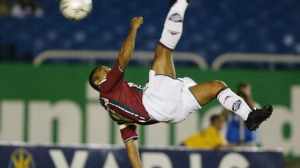 Romário festeja 14 anos de seu único gol de bicicleta na carreira