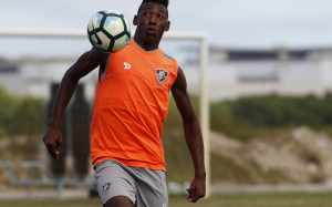 Empresário de Léo diz ter sondagens de clubes europeus pelo lateral