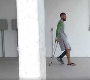Pierre apareceu de muletas no CT