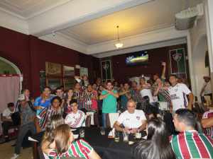 Fotos: Tricolores lotam o Bar dos Guerreiros e celebram triunfo do Flu