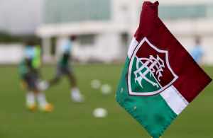 Vídeo: Debaixo de chuva, atletas se divertem em roda de “bobo” no CT