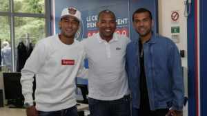 Ex-Flu faz visita ao PSG e tira foto com Neymar e Daniel Alves