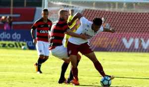 Médico do Fluminense diz que Douglas tem 90% de chances de ser curado