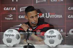 Atacante do Vitória se preocupa com característica de jogo do Fluminense