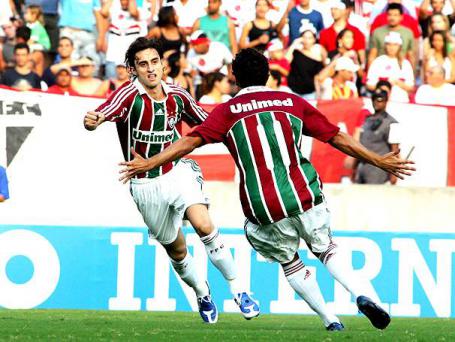 Vivendo grande fase na Europa, ex-Flu relembra duelo diante do Fla em 2008