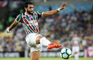 Zagueiro exalta fase de Dourado e torce para centroavante manter o ritmo