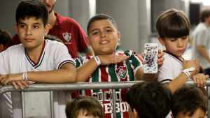 Torcedor-mirim faz ceifada em rede nacional e vira amuleto do Fluminense