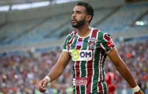 Vídeo: Dourado lê tuitadas com críticas e elogios, após redenção no Flu