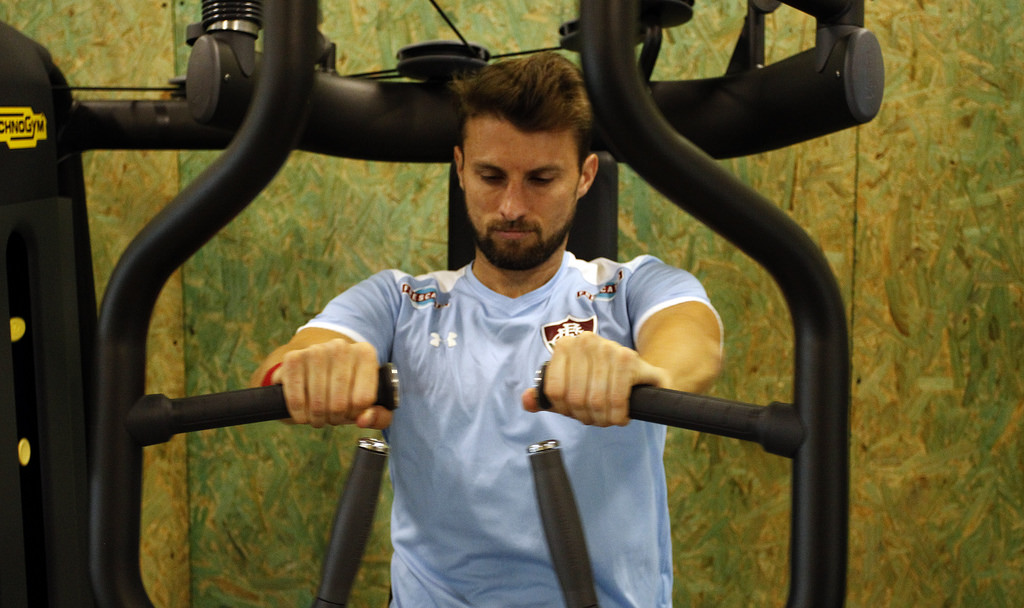 Para ajudar o Fluminense, Henrique não descarta jogar como volante