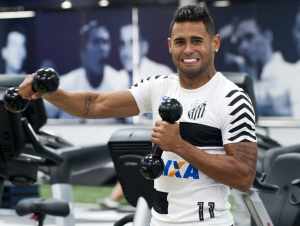 Além de Gilberto, Flu mira ex-atacante do Fla para repor eventual saída de Dourado