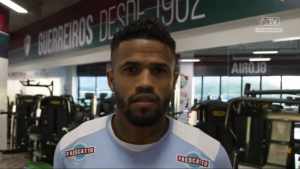 Confira a chegada de Léo, novo reforço do Fluminense para a lateral-direita