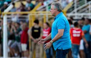 Abelão explica substituição de Sornoza no intervalo contra a Caldense