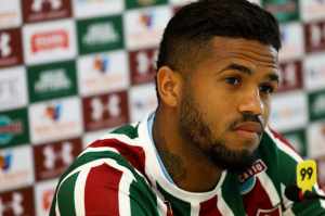 Com passagem pelo Atlético-PR, lateral fala sobre atuar no gramado sintético