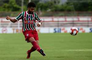 Impressionado, Abel rasga elogios ao zagueiro Renato Chaves