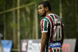 Com passagem pelo Fluminense, meia do Avaí reverencia Sornoza
